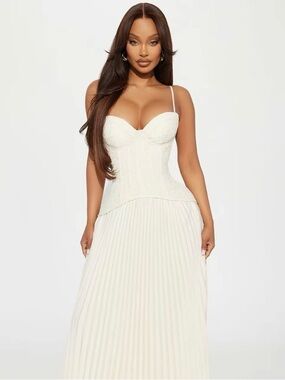 New with tags — Fashion Nova ￼Daniella Lace Corset Pleated Maxi Dress - Cream 3X